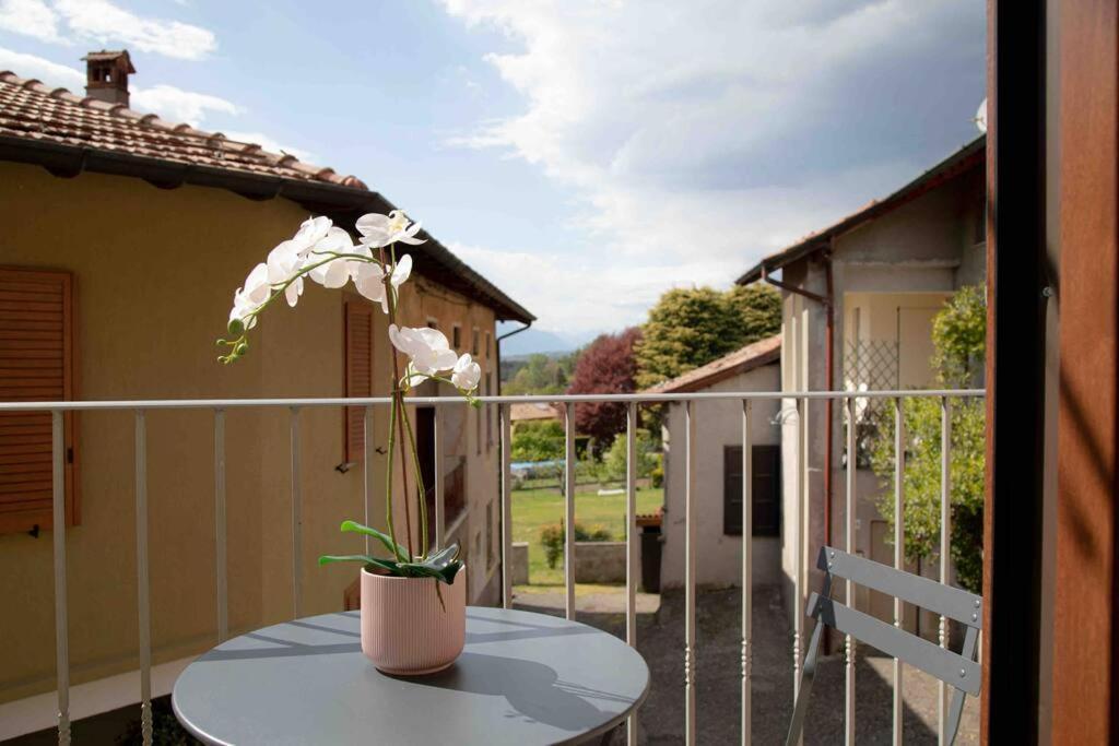 Vista Lago-Appartamento Funzionale Con Vista Varese Luaran gambar