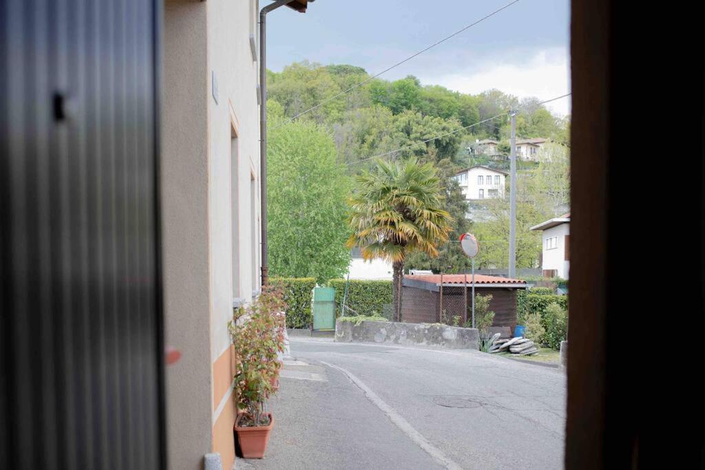 Vista Lago-Appartamento Funzionale Con Vista Varese Luaran gambar