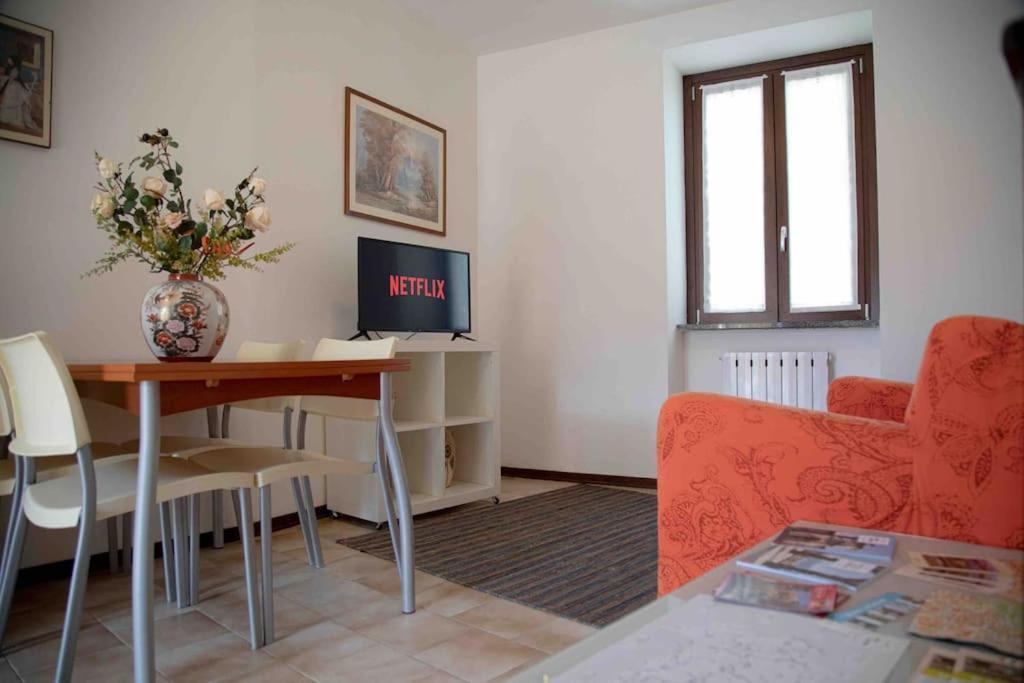 Vista Lago-Appartamento Funzionale Con Vista Varese Luaran gambar