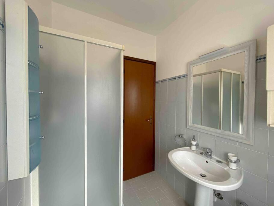 Vista Lago-Appartamento Funzionale Con Vista Varese Luaran gambar