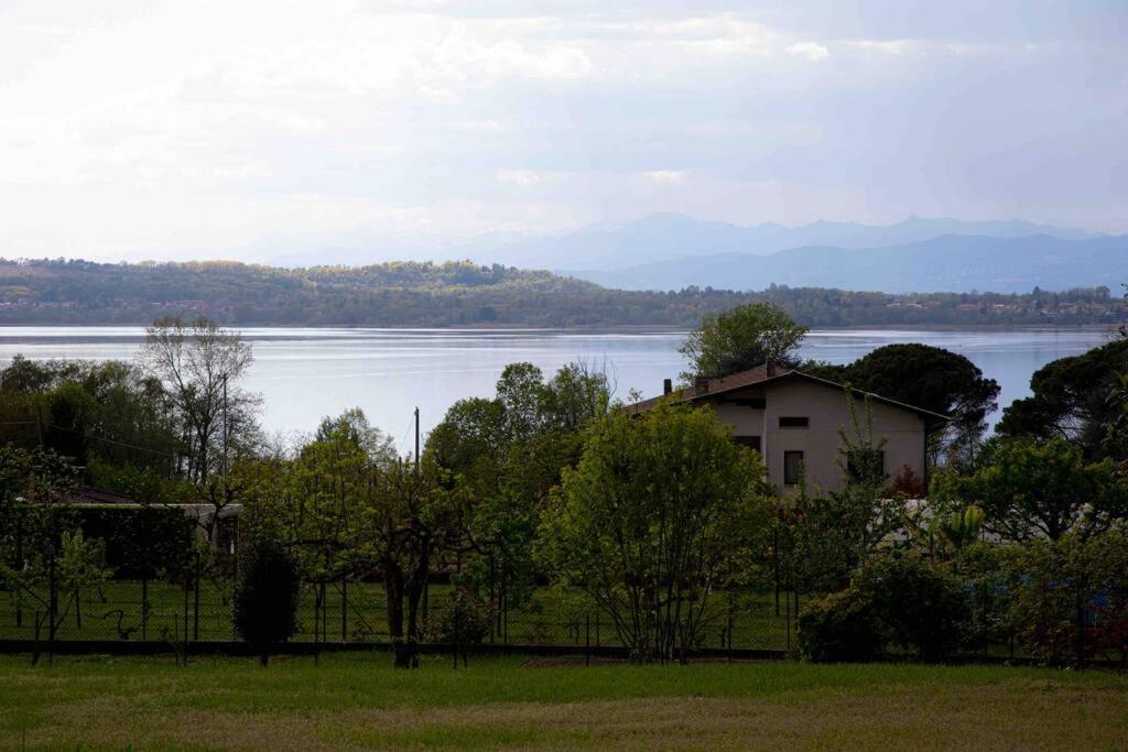 Vista Lago-Appartamento Funzionale Con Vista Varese Luaran gambar